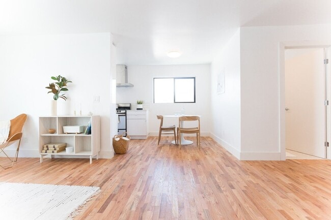 Building Photo - 252 S Ave 18