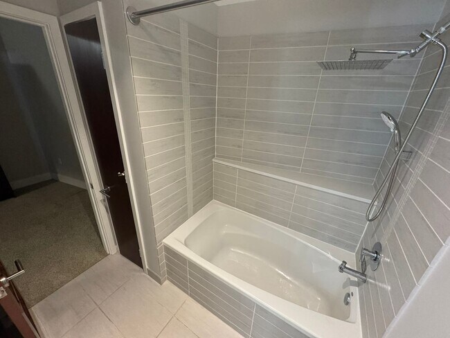 Building Photo - Luxurious 2/2 Modern Condo in Prestigious Channelside with Resort-Style Amenities