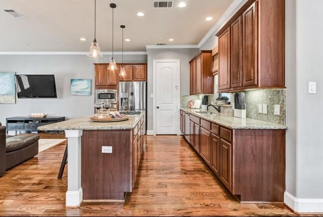 Building Photo - 5307 Lillian St