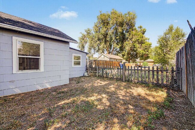 Building Photo - "Charming 1-Bed 1 bath in Englewood – Cozy 400 Sq Ft Living!"
