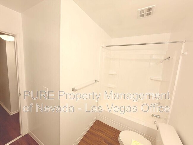 Building Photo - 1405 E Vegas Valley Dr