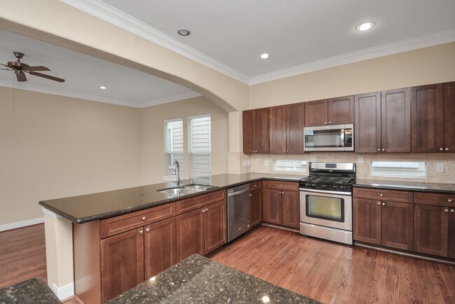 Building Photo - 1137 W 24th St