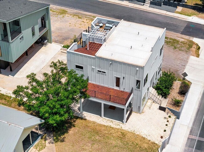 Building Photo - 2108 Rosewood Ave