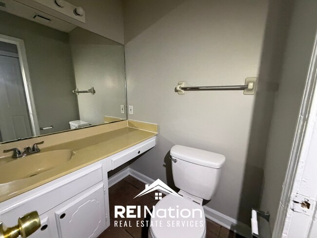 Building Photo - 3BR/1.5BA Memphis Rental with Soaring Ceilings & Functional Galley Kitchen