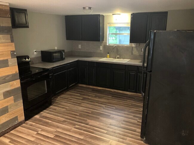 Building Photo - 402 E Walnut St