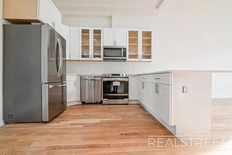 Primary Photo - Luxury Triplex Brownstone in Prime Stuyves...
