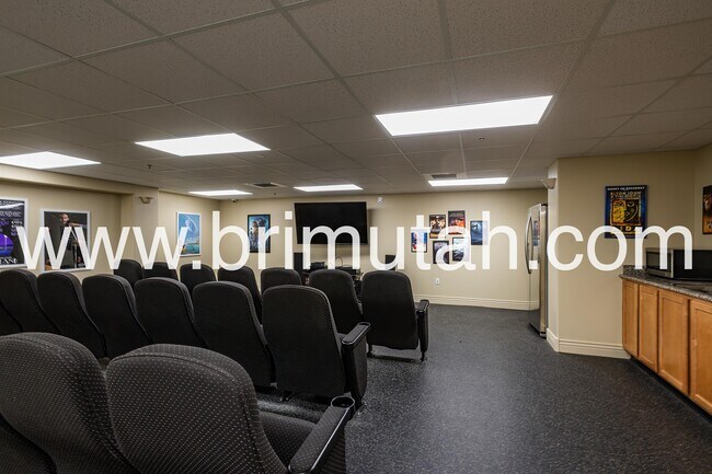 Building Photo - 3075 E Kennedy Dr