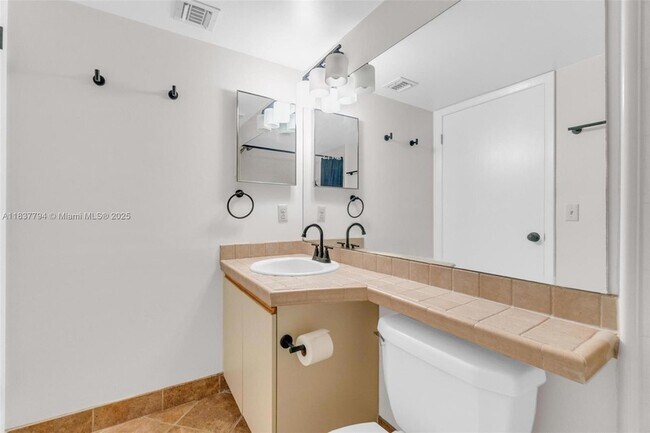 Building Photo - 15405 Miami Lakeway N