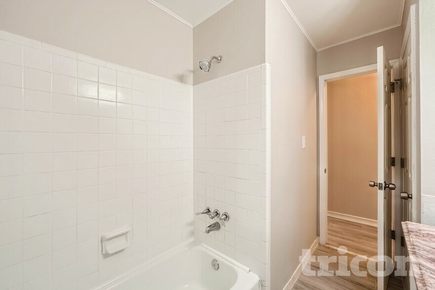 Building Photo - 5313 Larewood Dr