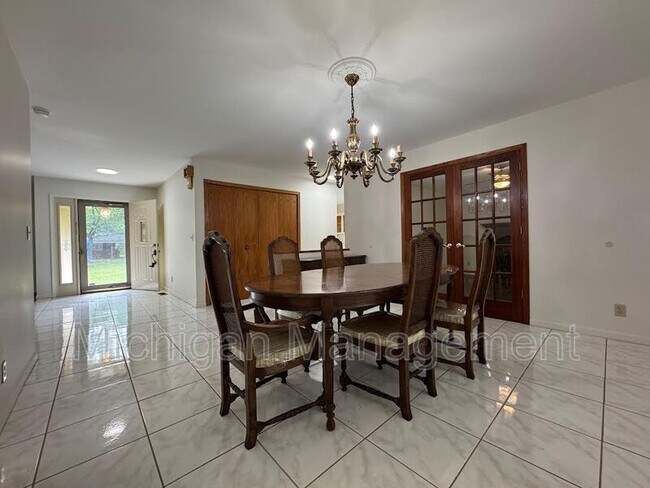 Building Photo - 40250 Pinetree Dr