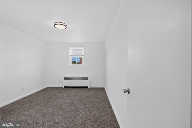 Building Photo - 1301 E Johnson St