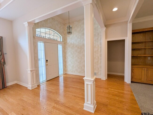 Building Photo - 704 Shiloh Ridge St