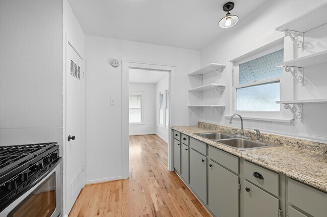 Building Photo - 2 Bedroom Upstairs Duplex in Southside