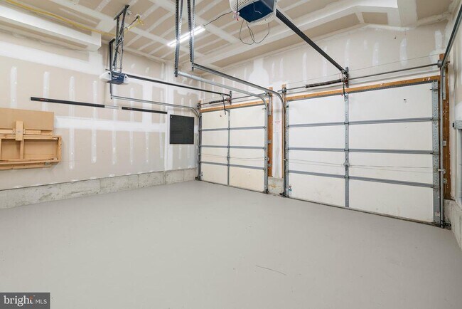 Building Photo - 156 E Country Club Dr