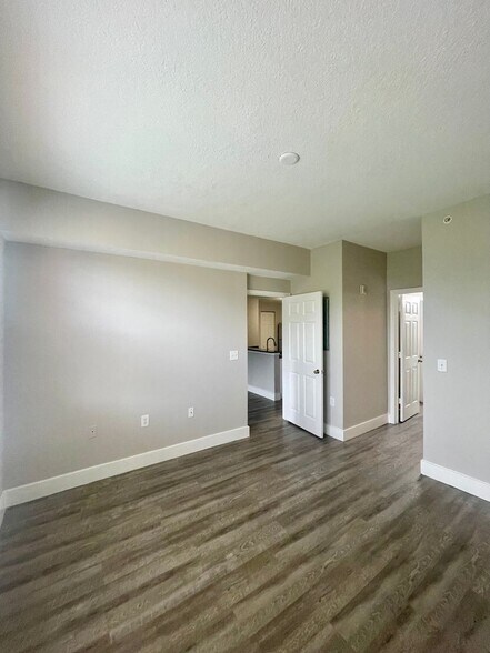 Building Photo - 1 Bedroom / 1 Bath Condo in Gated Community.