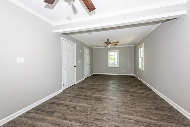 Building Photo - 2208 Sanderson Rd
