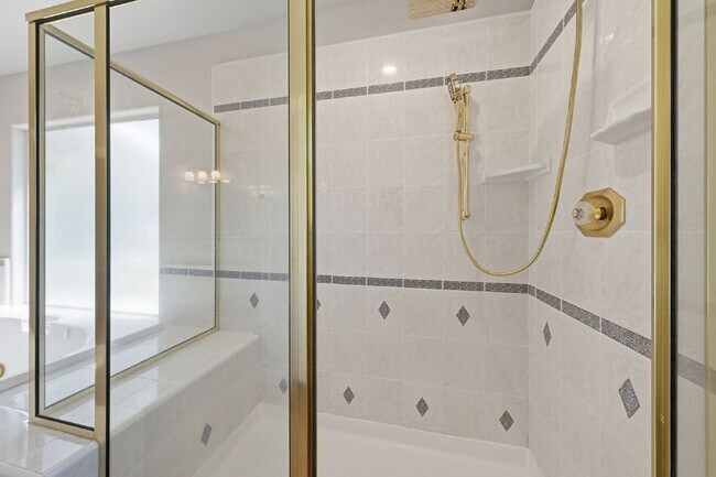Building Photo - Executive Rental in Gold Hills