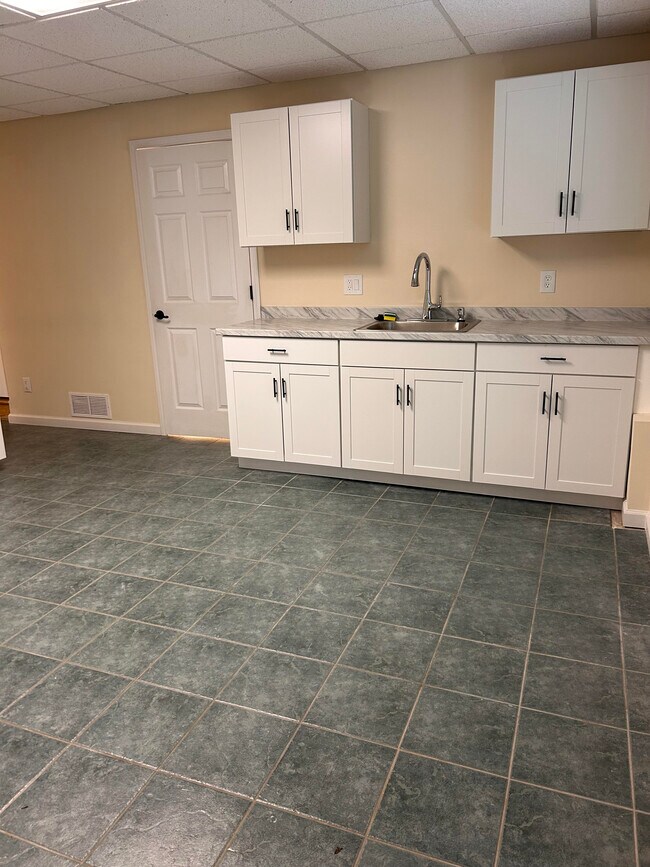 Building Photo - 2002 Fairbrook Ln