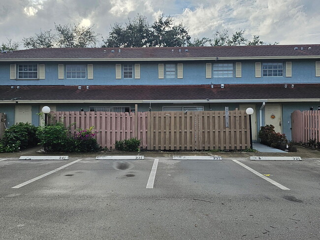 Primary Photo - 331 Cypress Way W