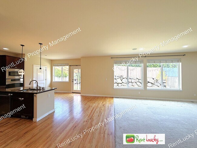 Building Photo - Lovely 5 Bedroom, 3 Bath Home in Bothell! Upgraded Front Room and Large Primary!
