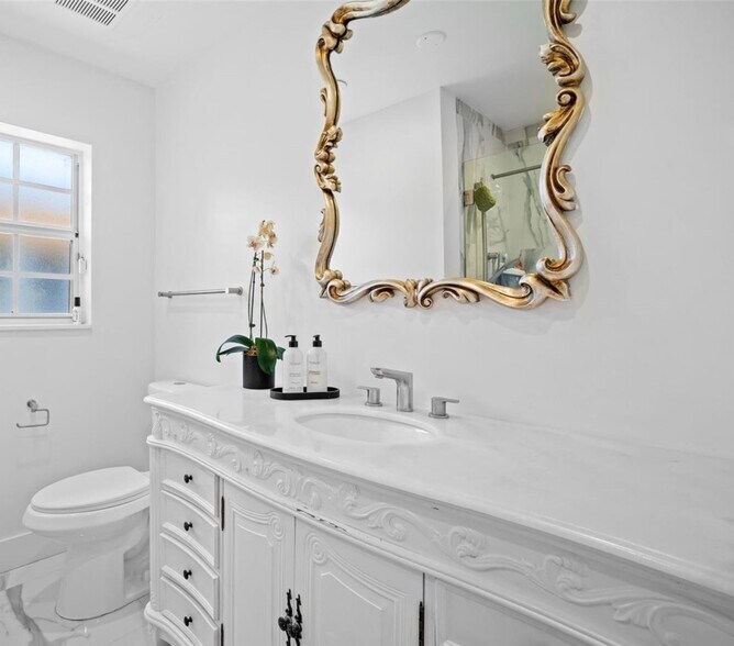 Building Photo - 300 Manor Pl