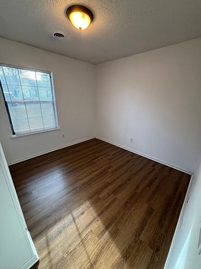 Building Photo - 3-Bedroom 2-Bathroom House in Fayetteville Near Fiesta Square!