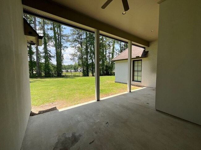 Building Photo - Live in Greystone Golf & Country Club!