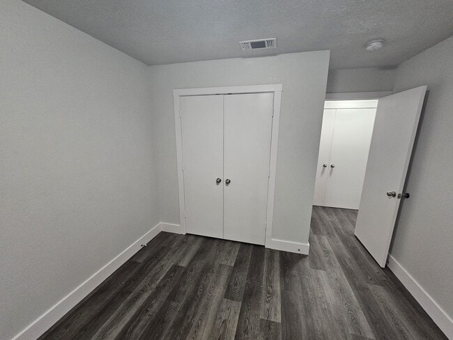 Building Photo - 919 Crestwood Dr