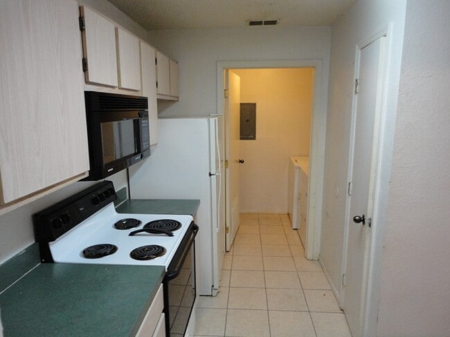 Building Photo - 3/3 Top Floor Unit Windsor Park