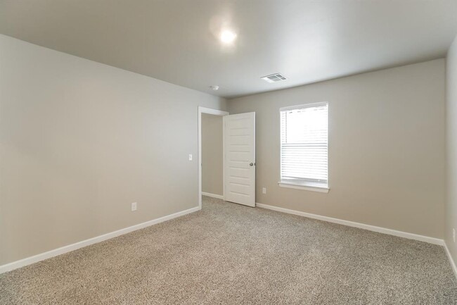 Building Photo - 2516 Rosewood Ln