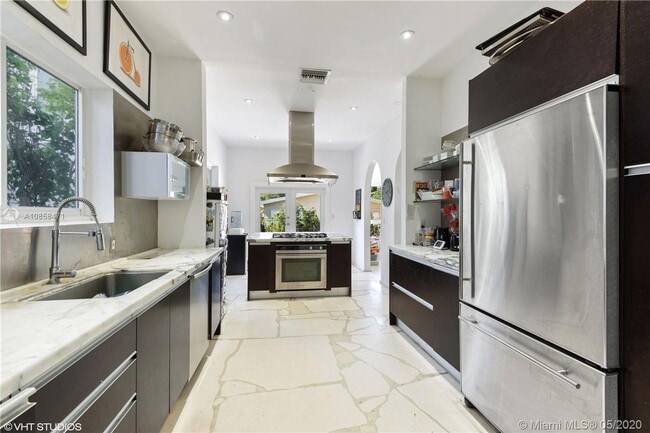 Building Photo - Beautiful home in Miami Beach