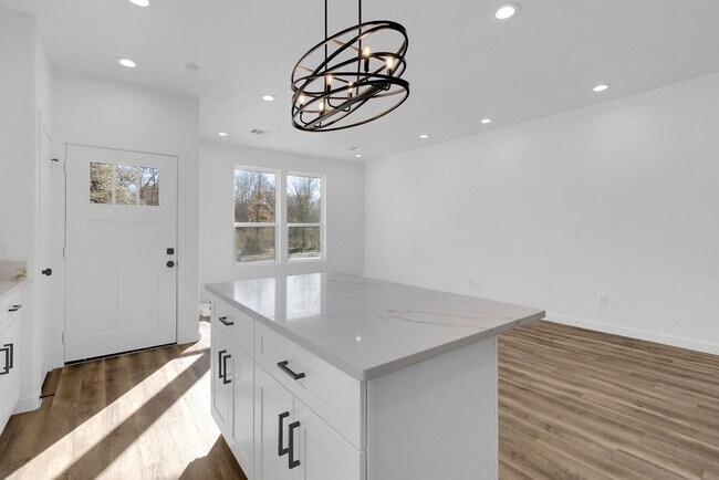 Building Photo - 104 Runnels St