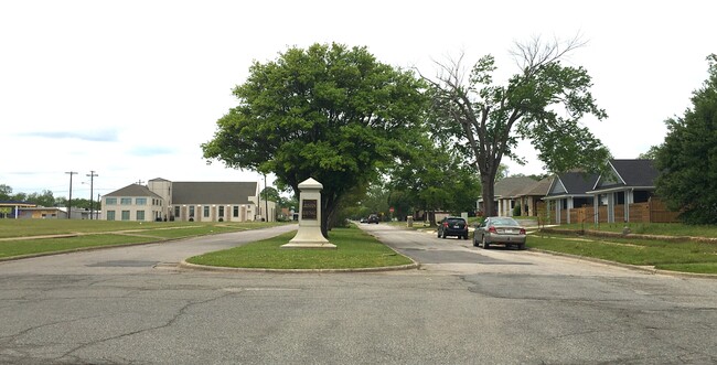 Building Photo - 715 W Woodard St