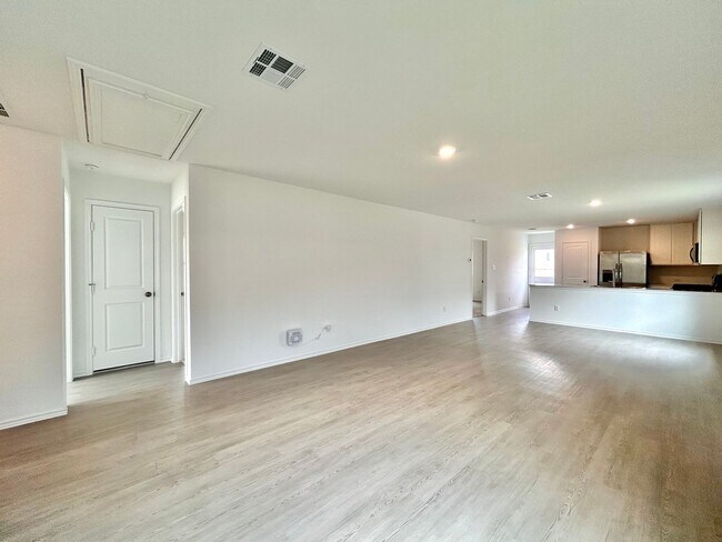 Building Photo - Charming 3/BR 1/BA Home with Spacious Back...