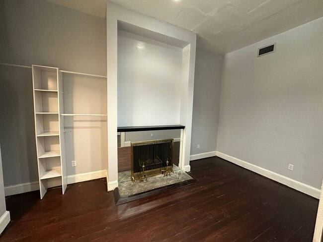 Building Photo - 3 BED | 2.5 BATH | OFF STREET PARKING | PRIVATE BACKYARD | HISTORIC DISTRICT