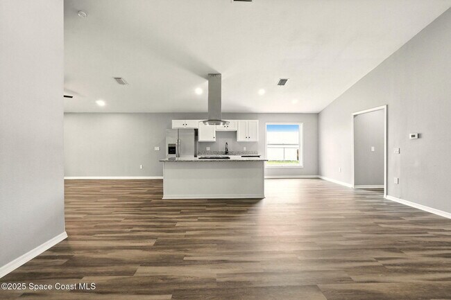 Building Photo - 460 Martigues Dr