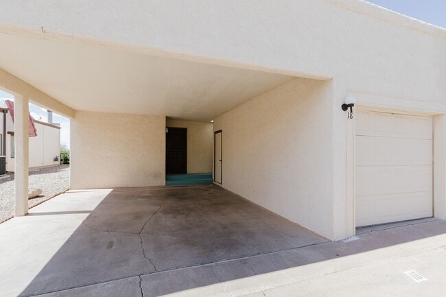 Building Photo - Newly Updated Two Bedroom Two Bath Townhouse