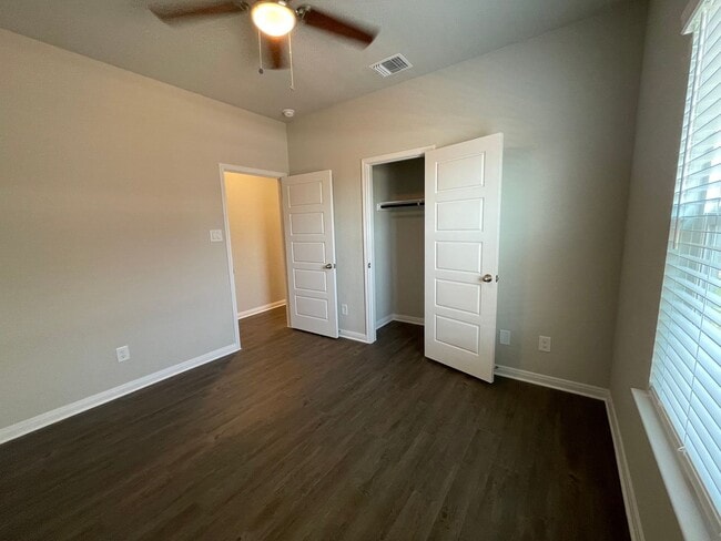 Building Photo - Luxury 3x2 Duplex in Seguin, TX!