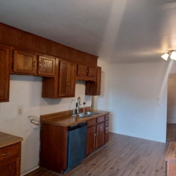 Building Photo - 505 W Maple