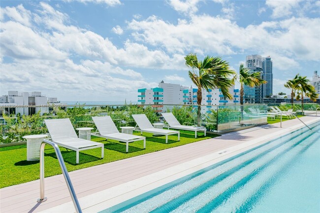 Building Photo - 300 Collins Ave