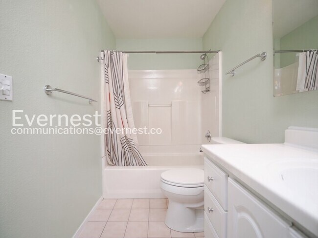 Building Photo - 1 Bed, 1 Bath Condo with Carport / Vouchers Accepted / Coming Soon!