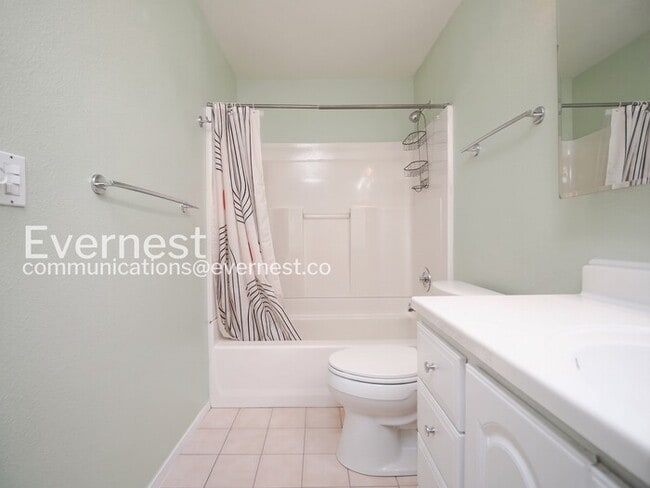 Building Photo - 1 Bed, 1 Bath Condo with Carport / Vouchers Accepted