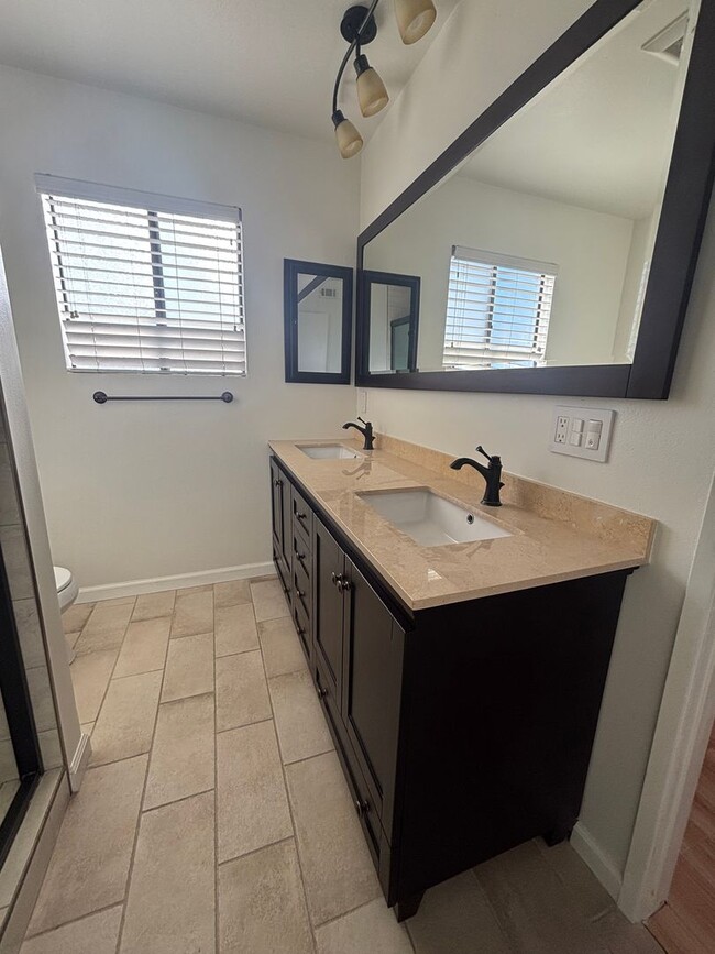 Building Photo - Amazing Spacious 2 Bedroom Condo in the He...