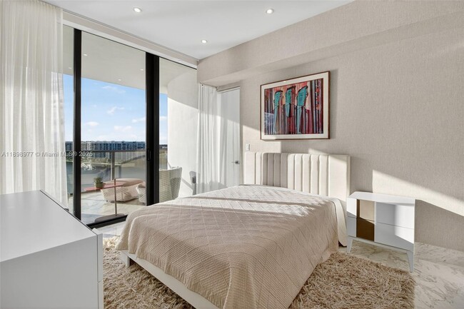 Building Photo - 5000 Island Estates Dr