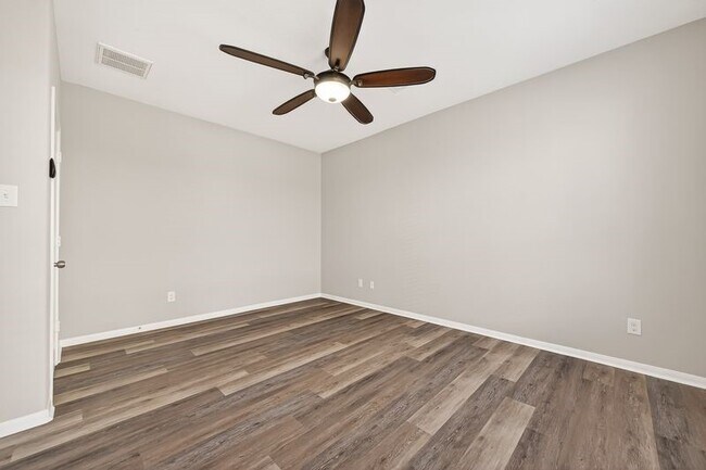 Building Photo - 2810 Meadowbrook Lane