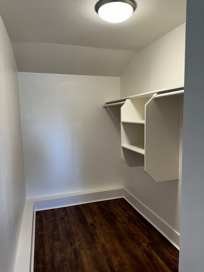Building Photo - Beautiful 4 Bedroom house w/Hardwood Floor...