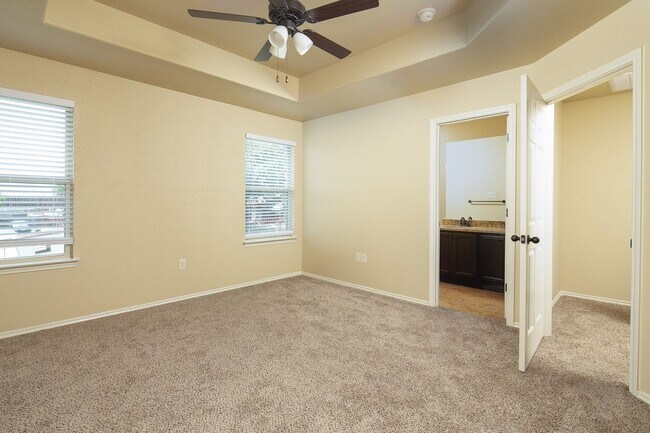 Building Photo - AVAILABLE NOW! GORGEOUS 3 BEDROOM DUPLEX LOCATED IN BUDA, TEXAS!