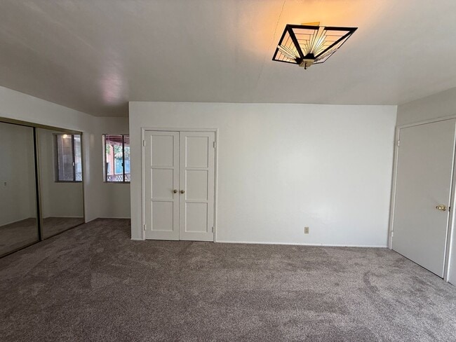 Building Photo - Centrally Located Single Story Ranch Style...