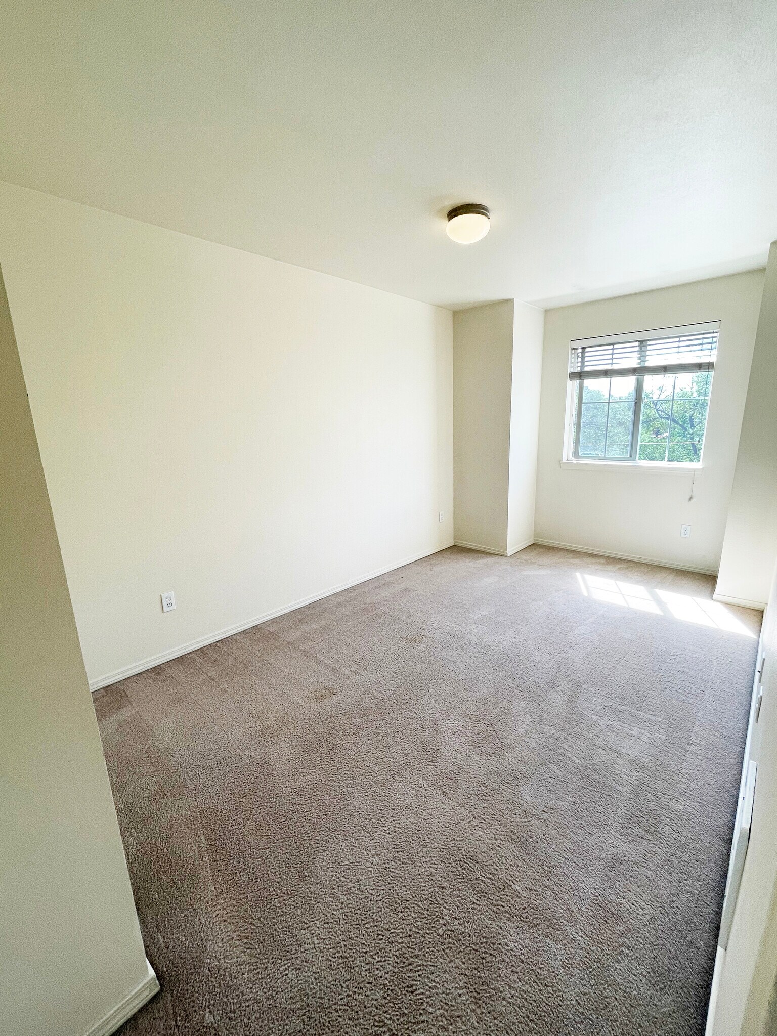 Building Photo - 421 NE Morton St