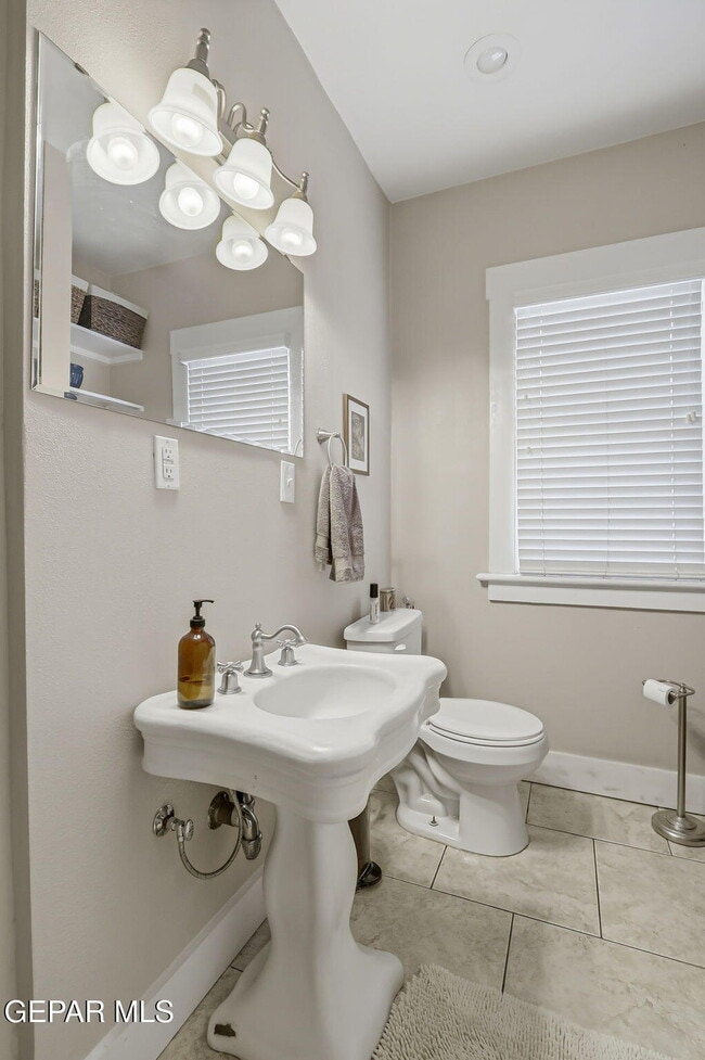 Building Photo - 3703 Cambridge Ave